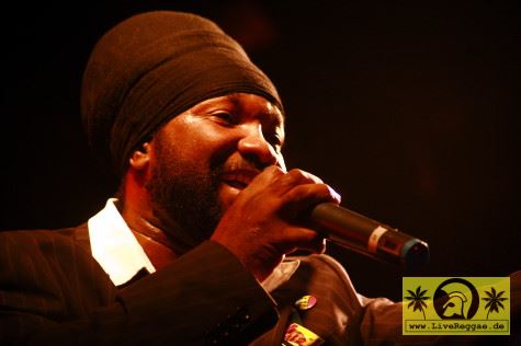 Ras MC Bean (GUY) with The House Of Riddim Band 13. Reggae Jam Festival, Bersenbrueck 12. August 2007 (12).JPG